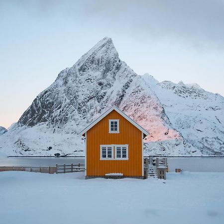 The Famous Yellow House Reine Exterior foto