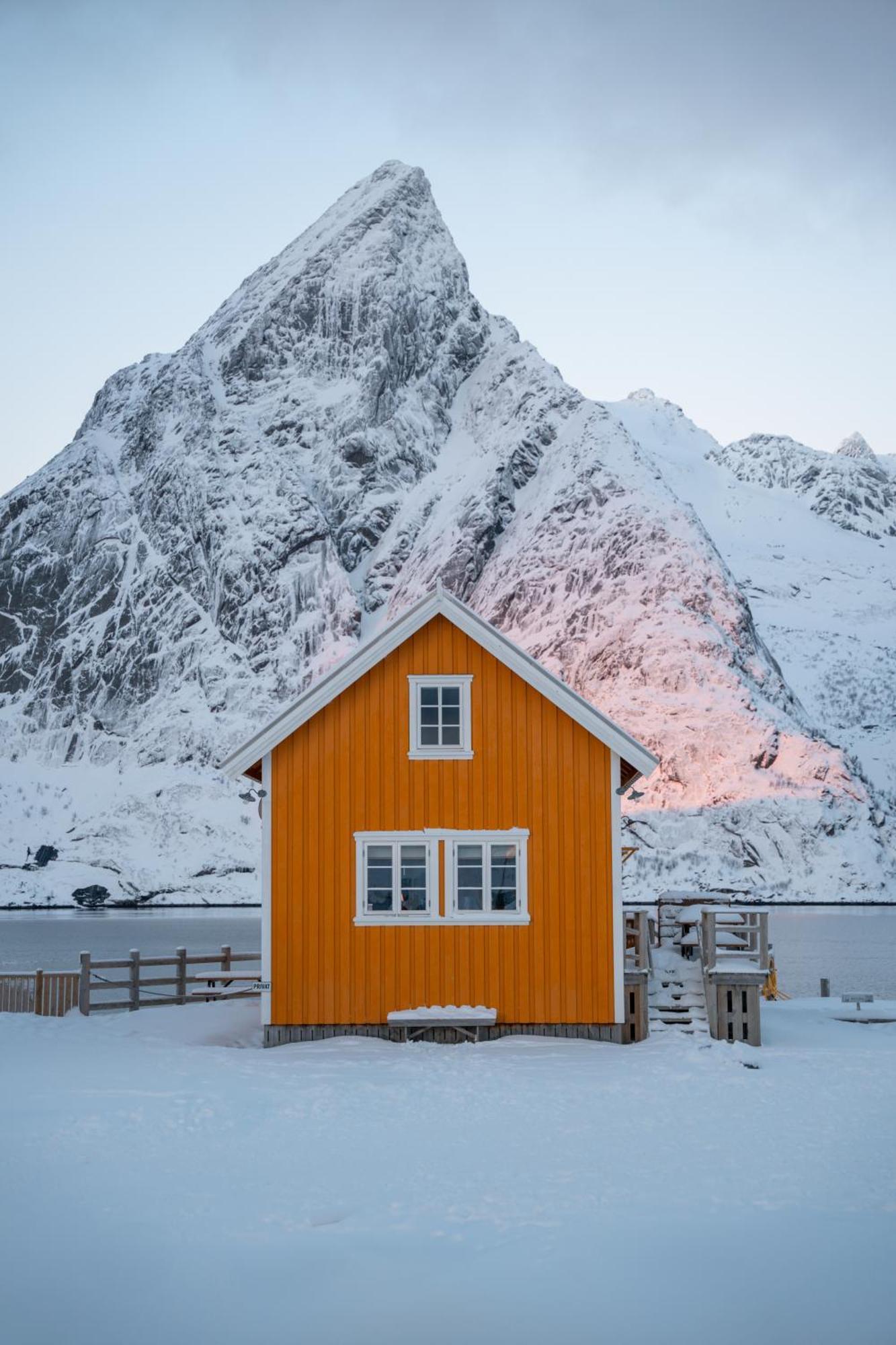 The Famous Yellow House Reine Exterior foto